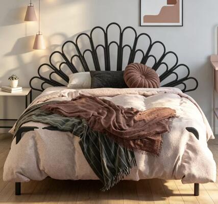 Modern Nordic Metal Bed Frame Minimalist Princess Style Iron Bed for Bedroom Furniture, Available in 1.5m and 1.8m Sizes