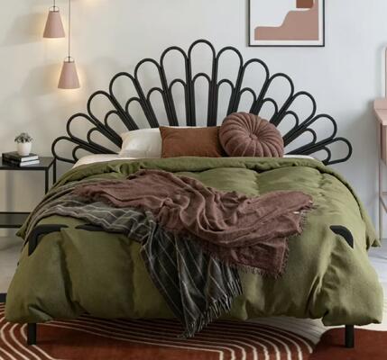 Modern Nordic Metal Bed Frame Minimalist Princess Style Iron Bed for Bedroom Furniture, Available in 1.5m and 1.8m Sizes